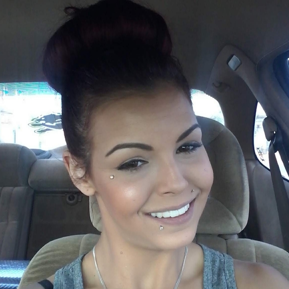 Meet your Posher, Stephanie - Picture 2 of 2